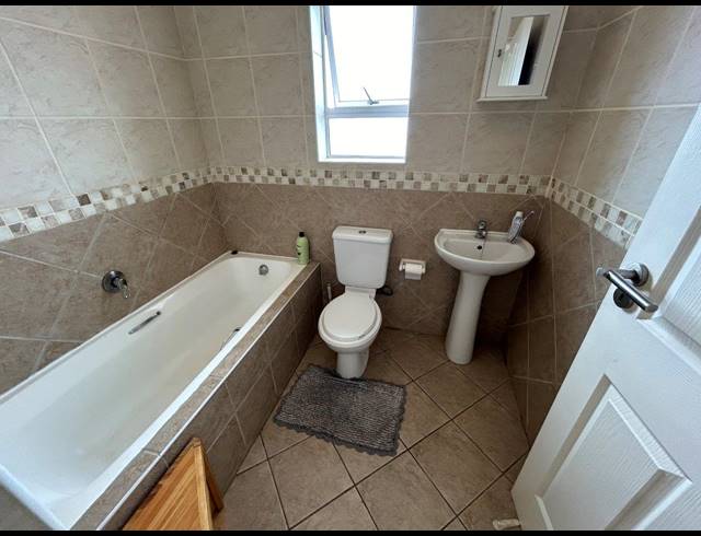 2 BEDROOM APARTMENT FOR SALE IN JEFFREYS BAY CENTRAL